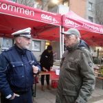 Polizist Herr Sawallicz im Gespräch mit GAG-Mieter Herrn Schlösser