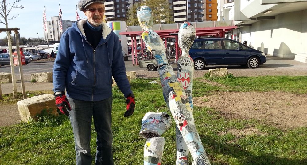 Bernward Prinz vor dem zerstörten Kunstwerk.