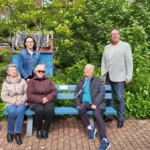 Parea spendet Plauderbank für Wohnquartier in Chorweiler